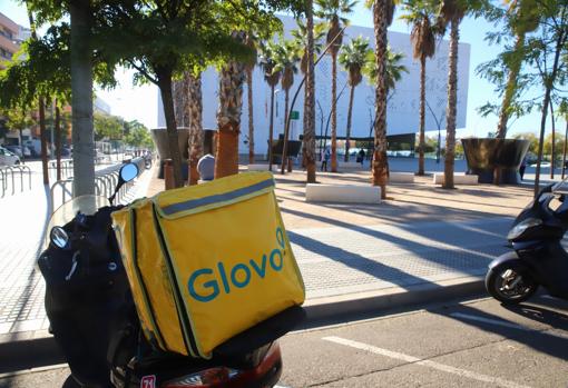 Motos de los repartidores de Glovo en la Ciudad de la Justicia de Córdoba