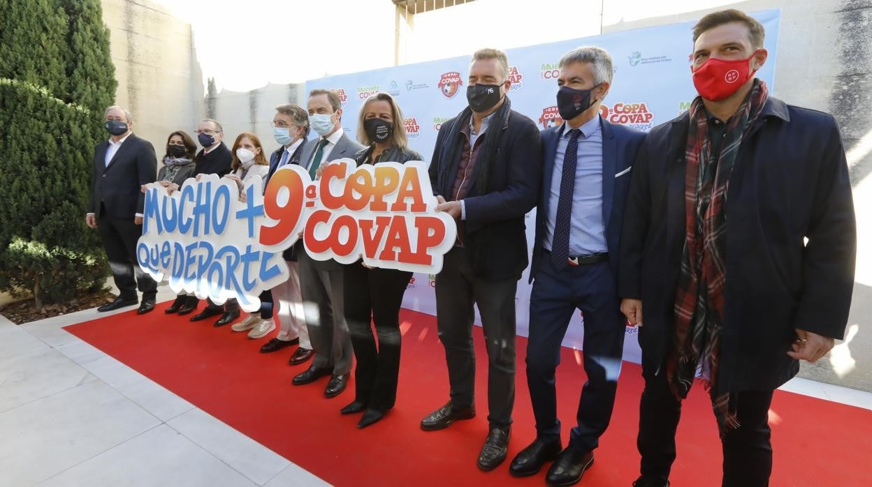 Imagen de familia de la presentación de la Copa Covap, este miércoles, en Córdoba