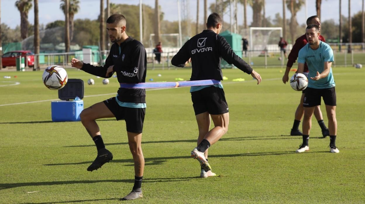 Julio Iglesias y Fuentes, que podrían ser titular ante el Ebro, tocan el balón en un entrenamiento