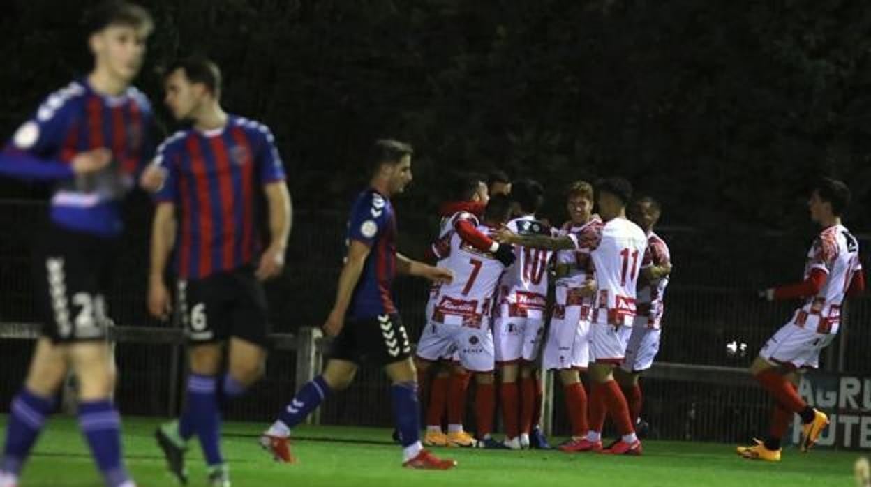 Los jugadores del Guijuelo celebran el gol que les lleva a la final