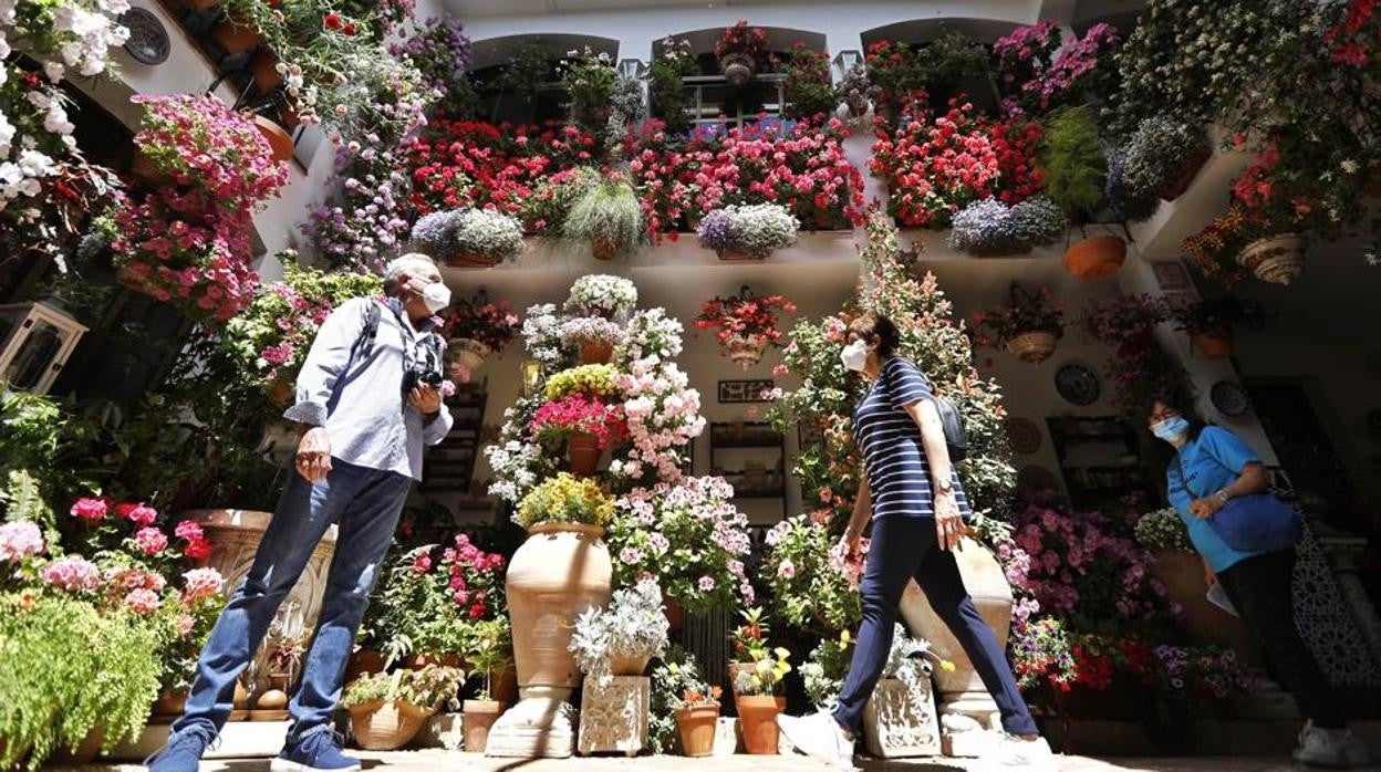 Visitantes en un patio el pasado mes de mayo