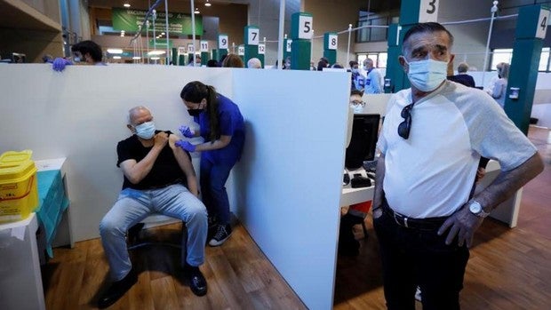 Solo hay ya 33 ingresados en UCI por Covid en toda Andalucía, aunque los contagios suben a 467