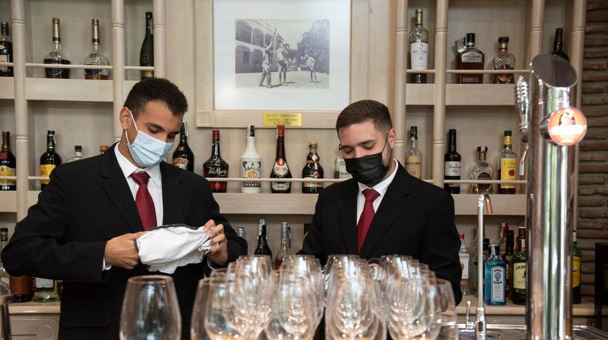 Ismael y Pedro preparan un servicio en el restaurante de La Cónsula