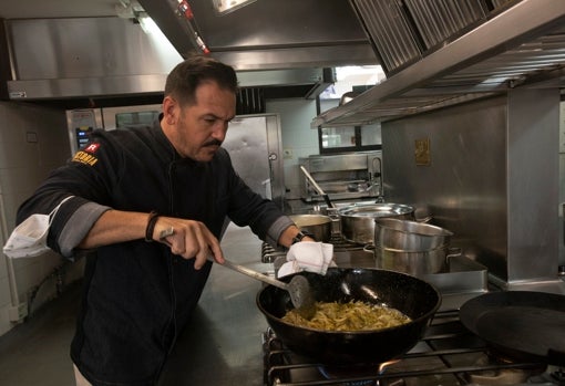 Iván Bravo cocinando en La Cónsula