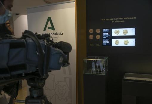 Presentación de las monedas recuperadas en el Museo Arqueológico el pasado jueves