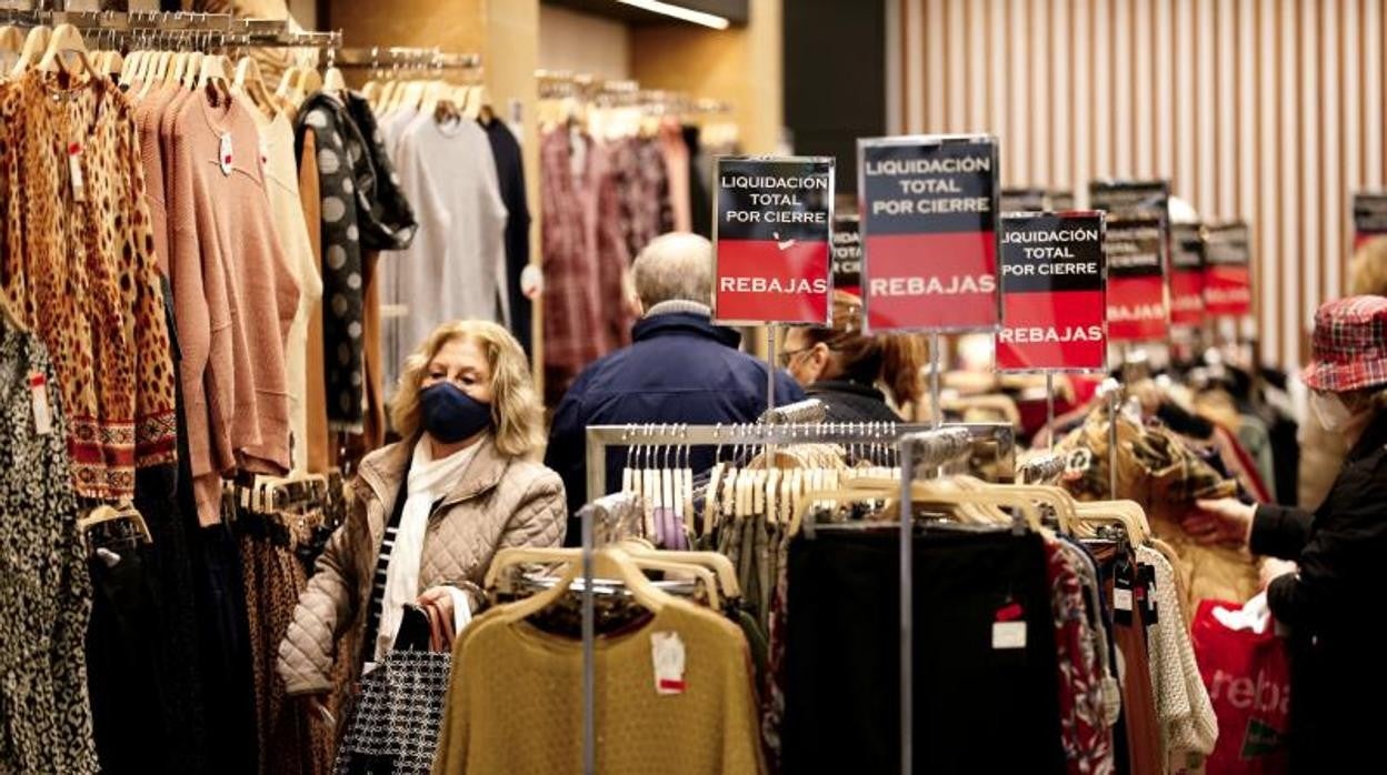 Una tienda de ropa en Córdoba durante las rebajas de enero de este año