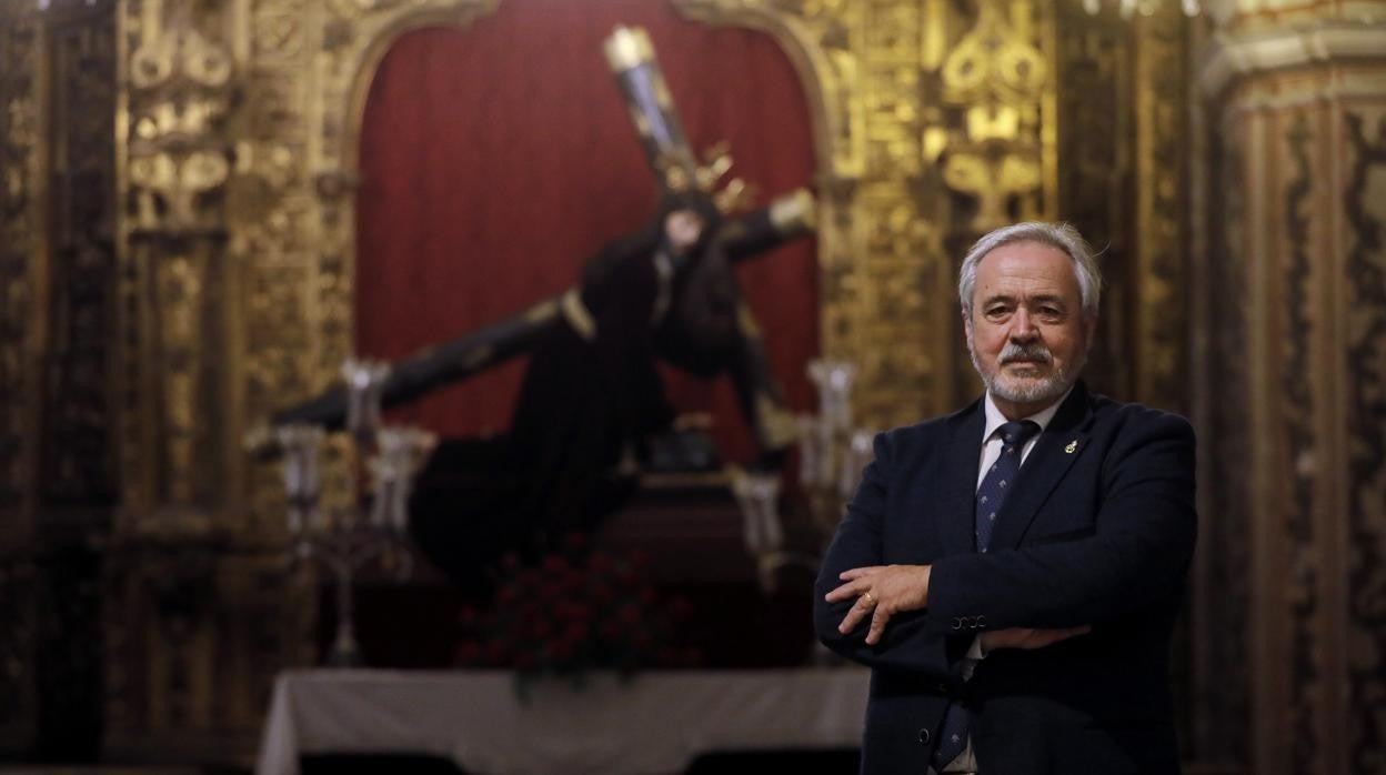 Juan Rafael Cabezas, hermano mayor de Jesús Caído, en la capilla de la iglesia de San Cayetano