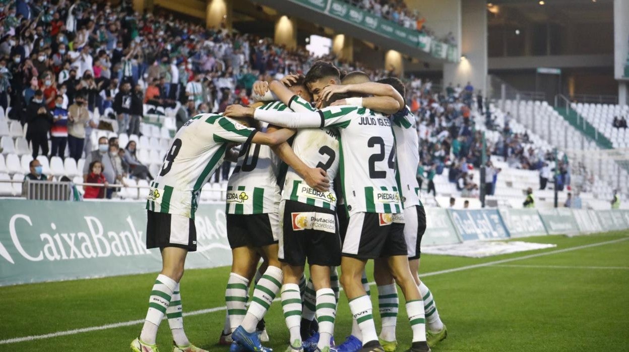 El Córdoba celebra un gol ante el Cacereño