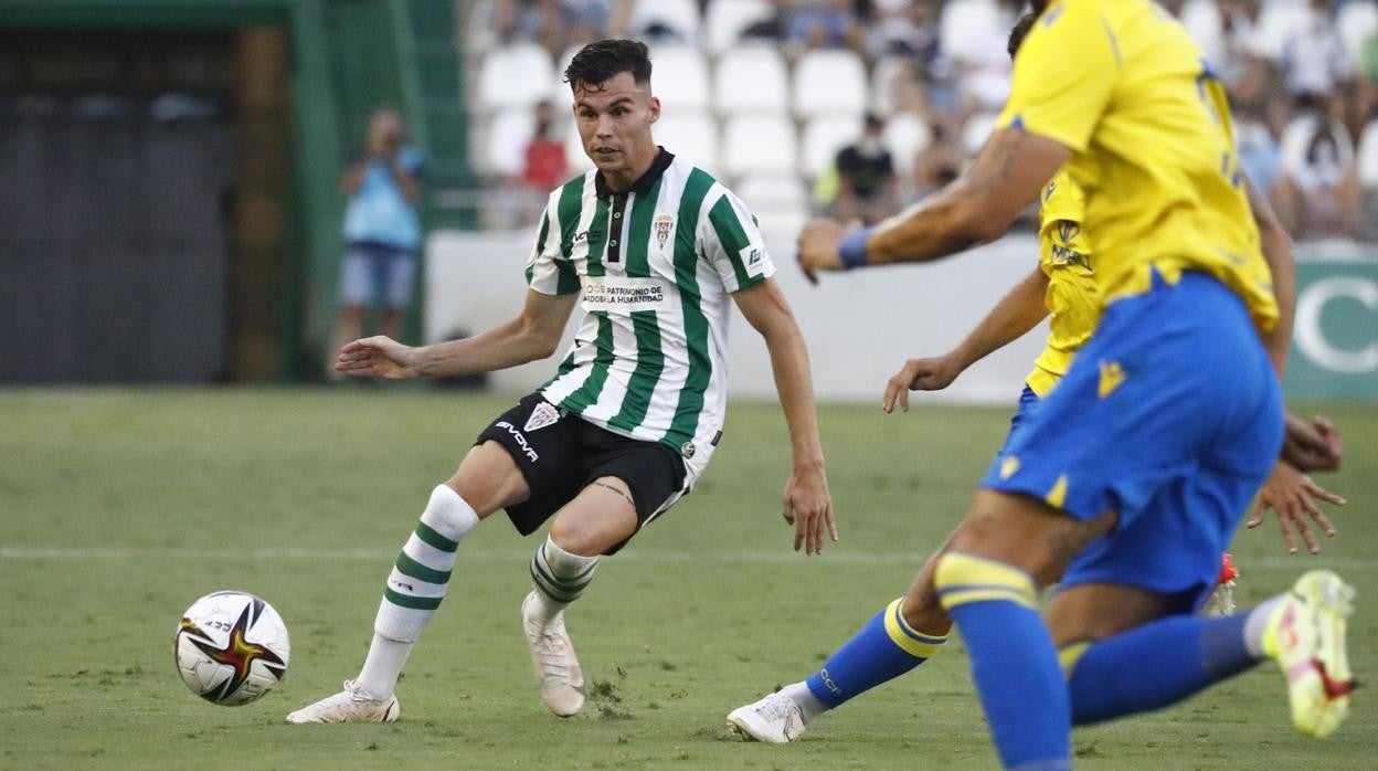 El extremo del Córdoba CF Luismi realiza un pase en el estadio El Arcángel