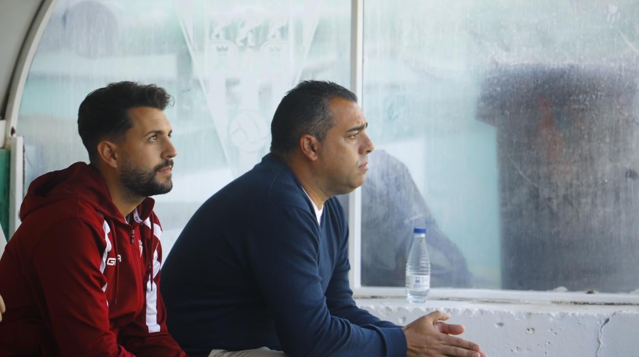 Germán Crespo, junto a su segundo, en la previa del partido ante el Cacereño