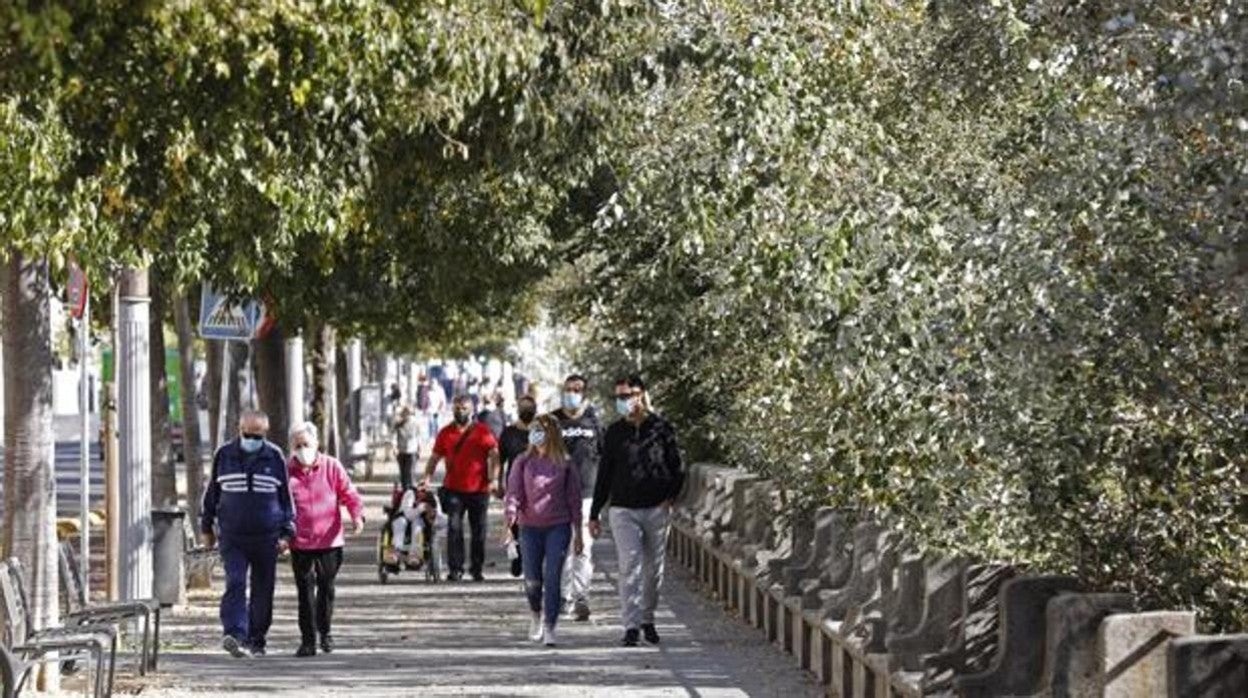 Cordobeses paseando por la Ribera