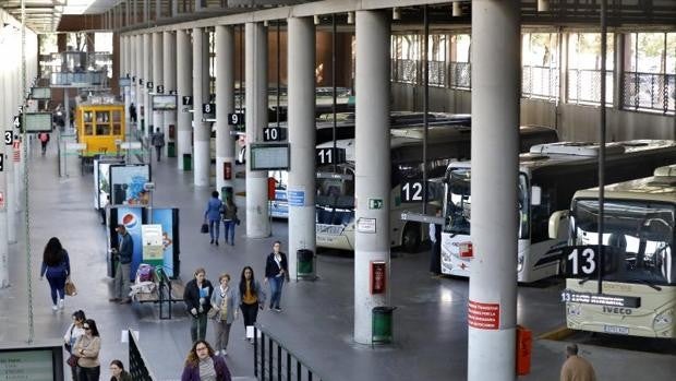 Los menores de 30 años pagarán la mitad en el bus y el metro en Andalucía el próximo año