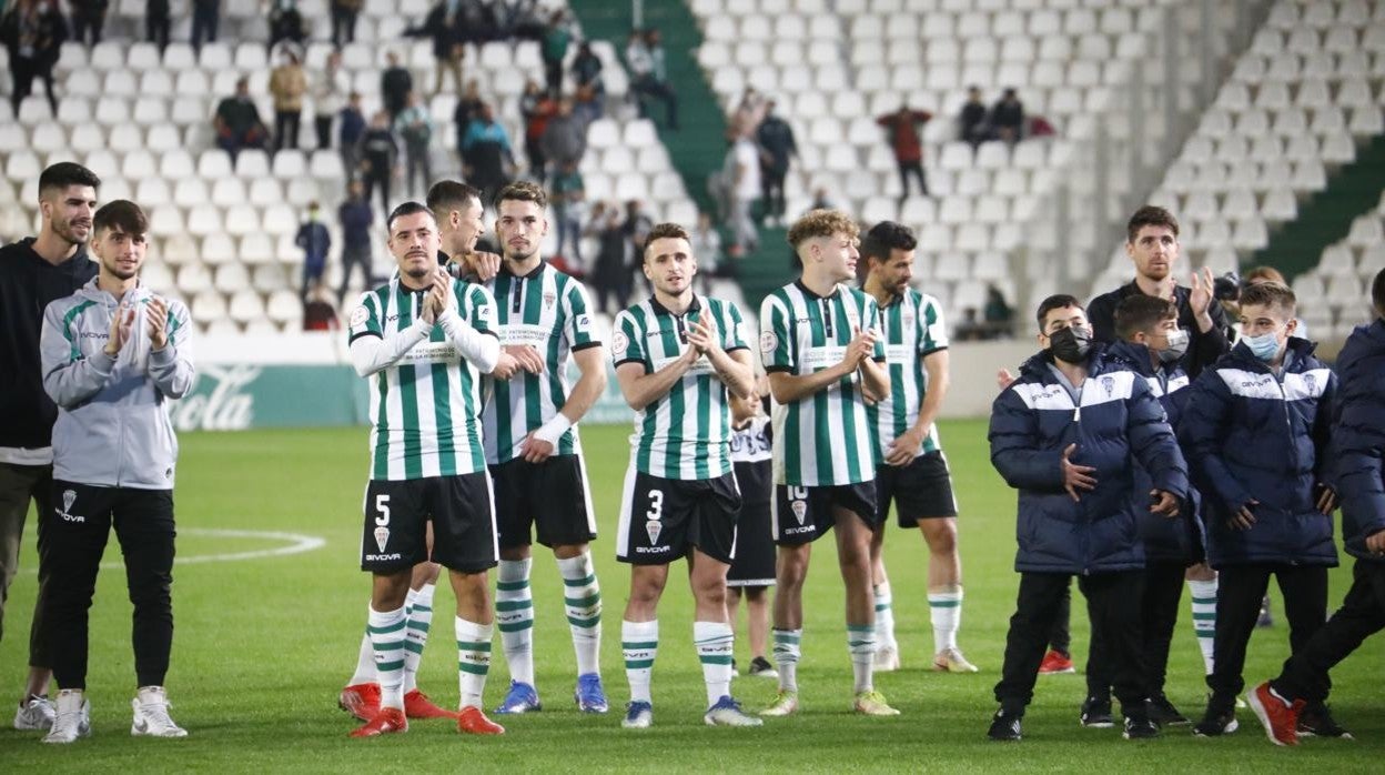 Alejandro Viedma, con el dorsal 5 y a la izquierda, en la celebración del triunfo ante el Cacereño