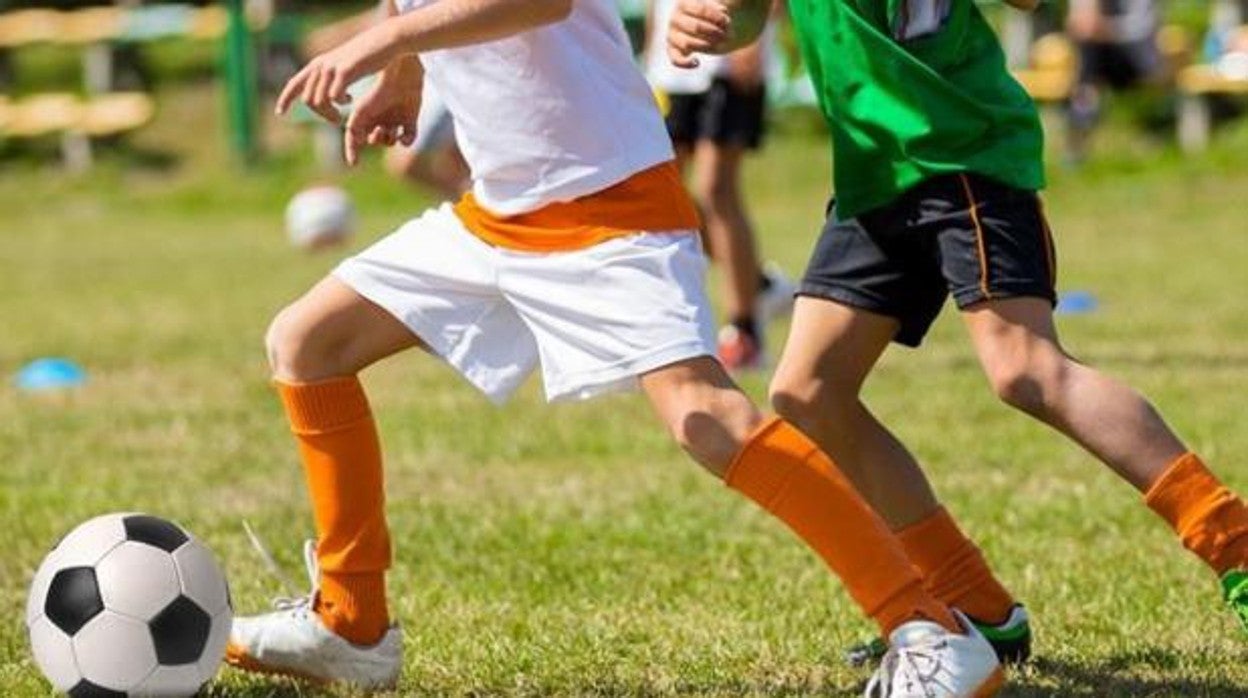 Niños juegan al fútbol