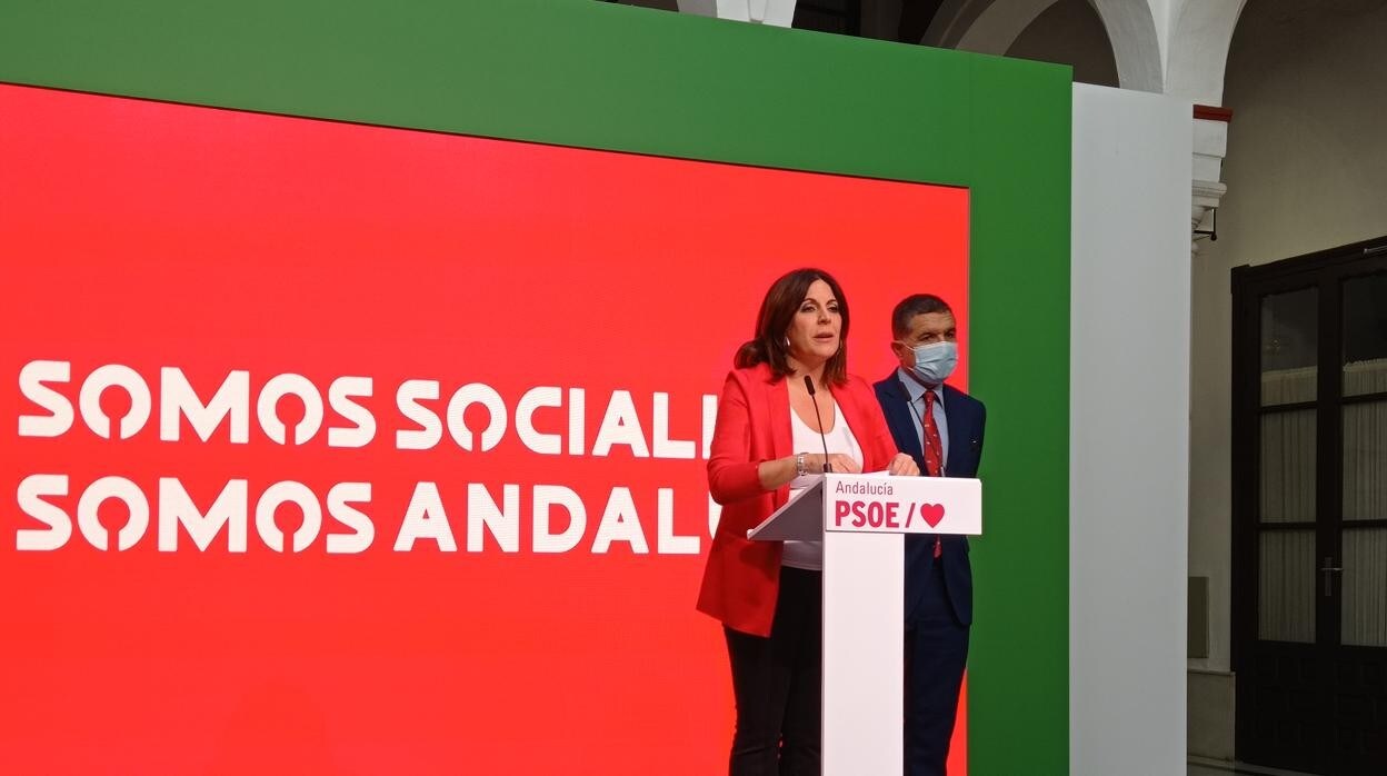 La número dos del PSOE andaluz, Ángeles Férriz, junto a Gaspar Llanes en la sede regional del partido