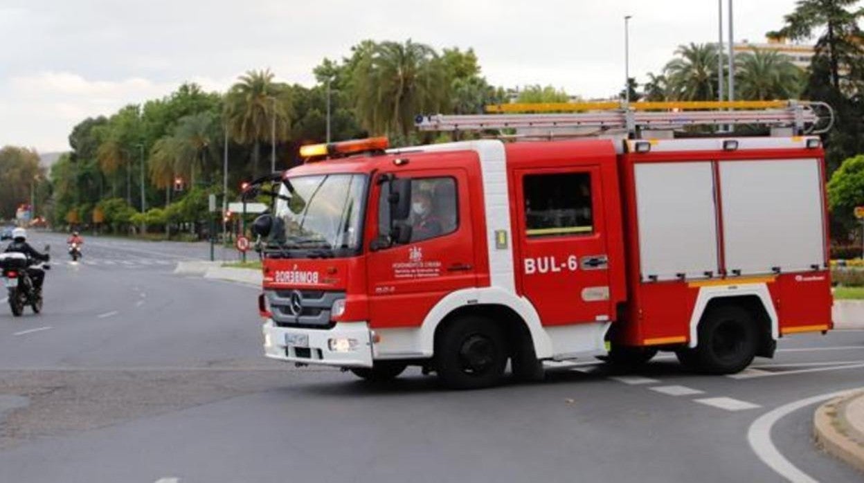 Incendio Córdoba | Desalojados los vecinos de cuatro viviendas por un fuego en el contador de un bloque