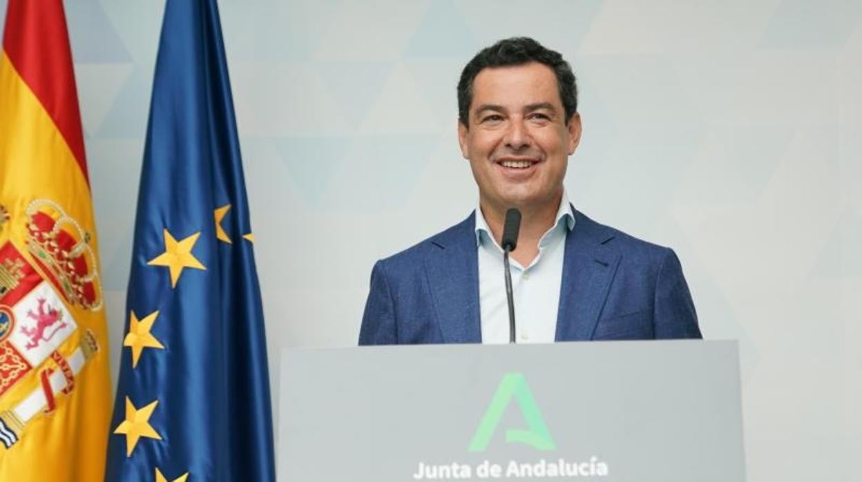 El jefe del Ejecutivo andaluz, Juanma Moreno, en una imagen dirigiéndose a los medios de comunicación