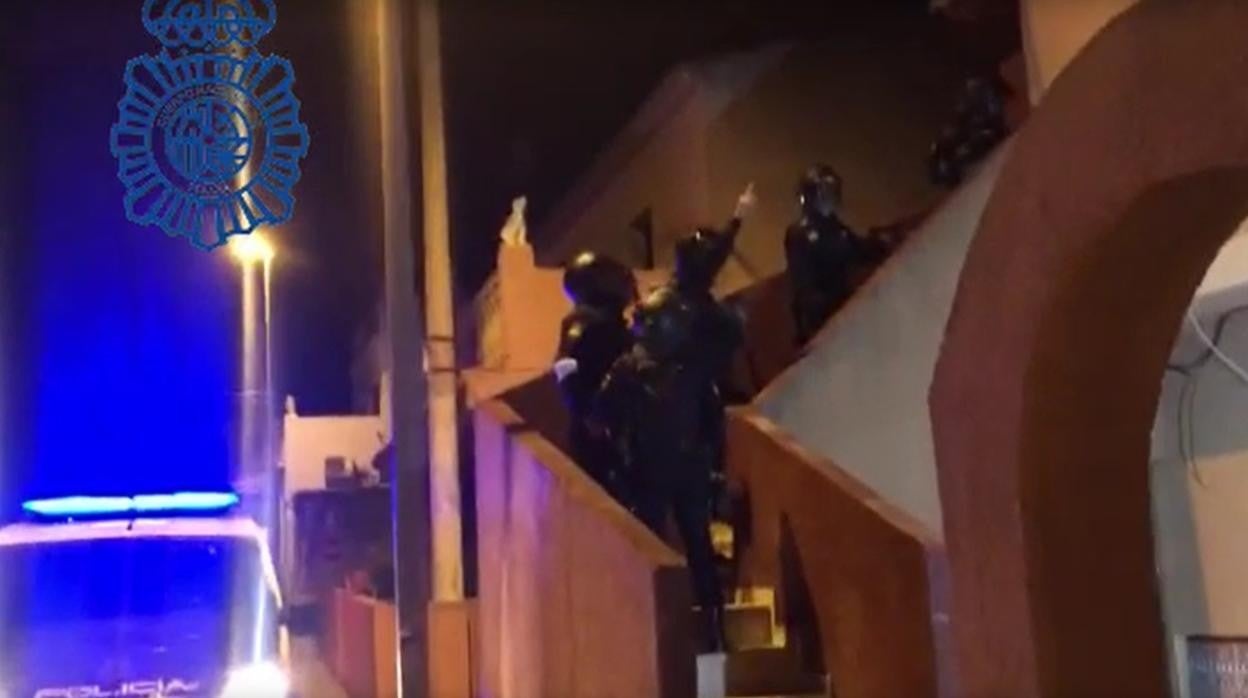 Agentes de la Policía Nacional, en uno de los registros que se realizan en Algeciras