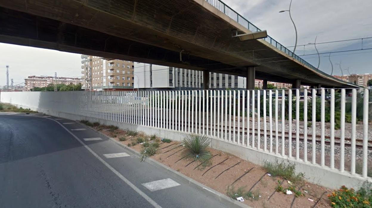 Zona donde han sido localizados los huesos junto a las vias del tren en Almería.