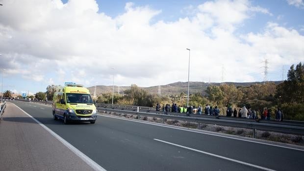 Da a luz en una ambulancia al no poder llegar al hospital por los piquetes del metal