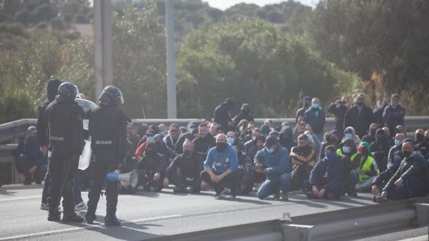 La huelga del metal colapsa por segundo día los accesos a La Línea y causa estragos en el hospital