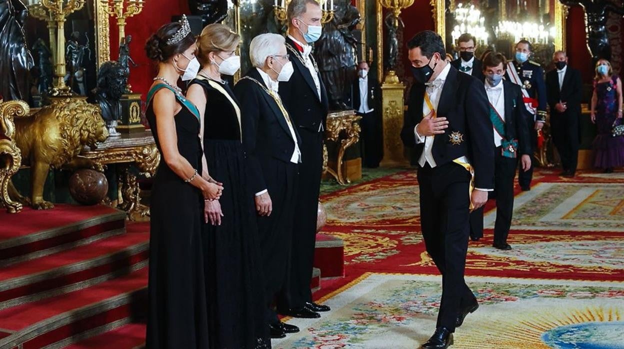 Sus Majestades, con el presidente de Italia y su esposa, en el momento del saludo de Juanma Moreno