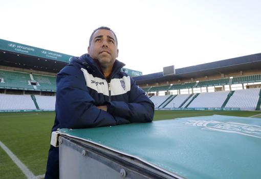 El entrenador granadino mira al cielo ante el escudo del Córdoba