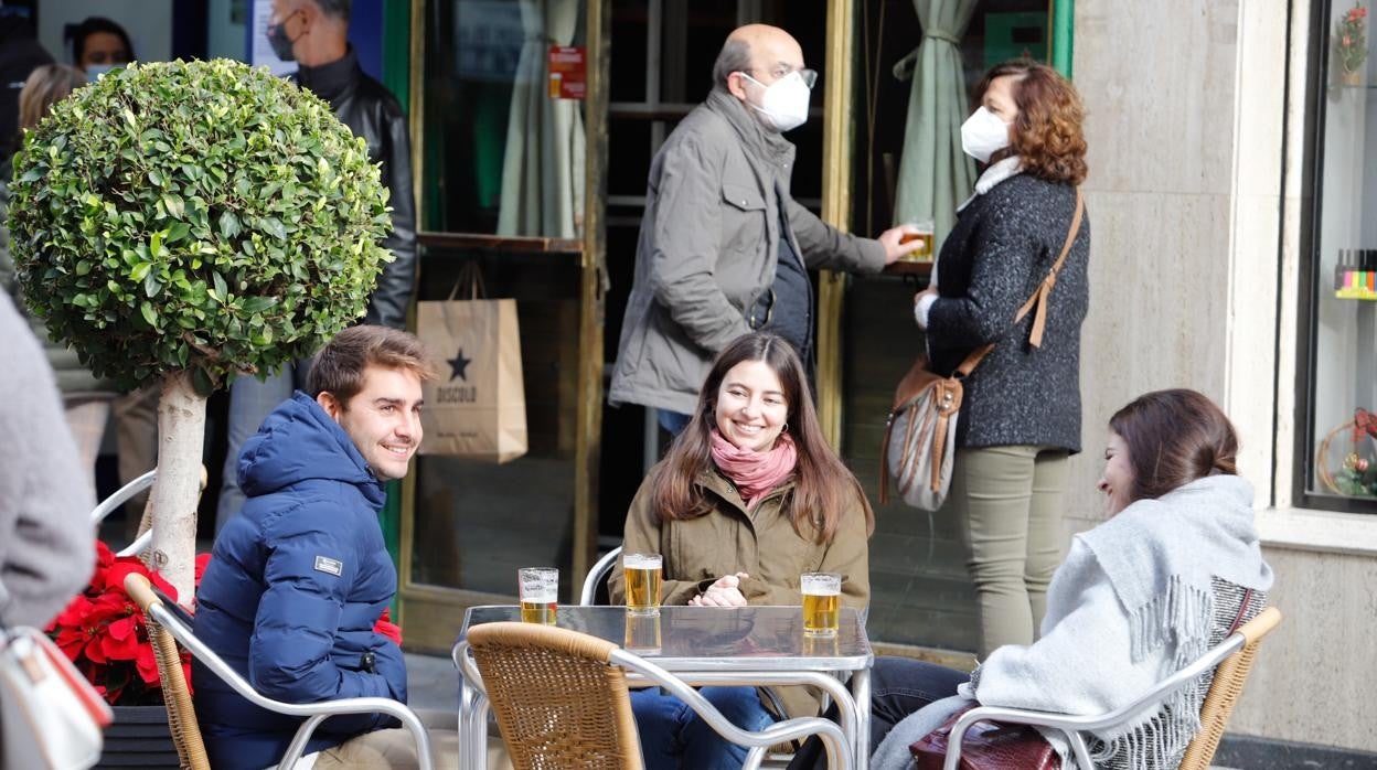 Jóvenes, en una terraza en el Centro de Córdoba