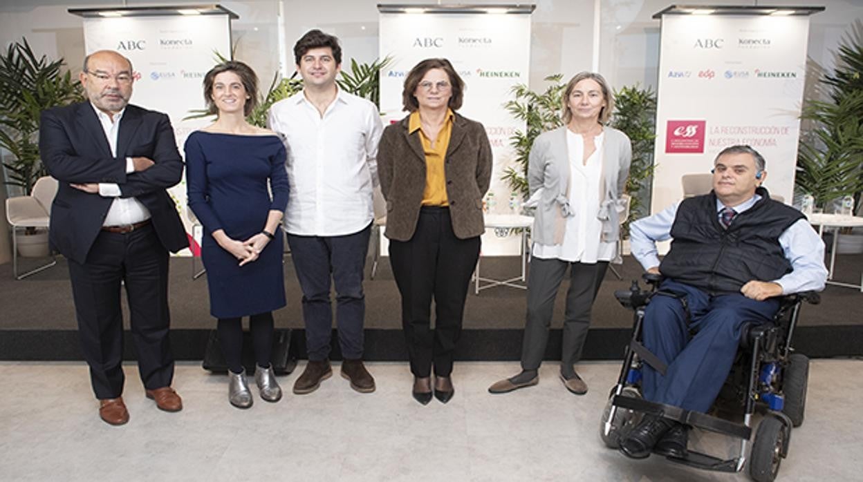 De izda. a dcha., el moderador Ángel Expósito; María Erquiaga (BBVA); Nacho Rivera (INDRA); Carmen Morenés (Fundación Telefónica); Elena Gorostiza (CODE); y Jesús Hernández (Fundación ONCE)