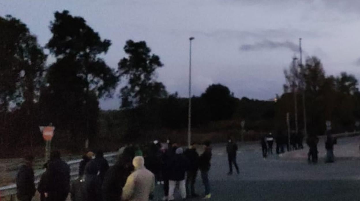 Trabajadores del metal esta mañana en la Bahía de Cádiz