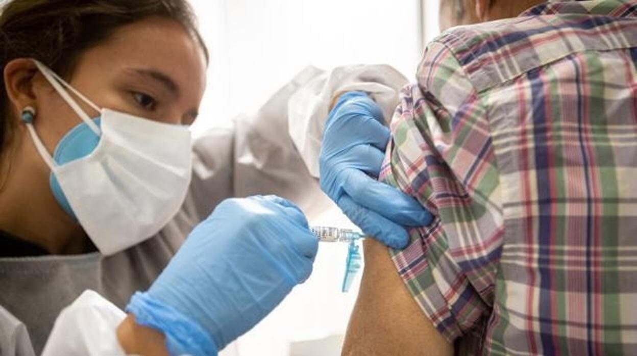 UN hombre recibe la vacuna contra el Covid-19