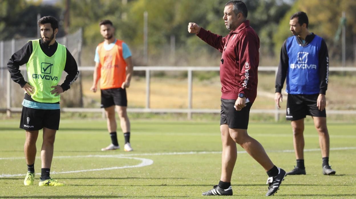 El entrenador del Córdoba CF, Germán Crespo, junto a De las Cuevas y Abreu