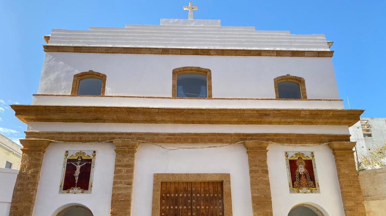 Los retablos cerámicos en la fachada de la iglesia castrense