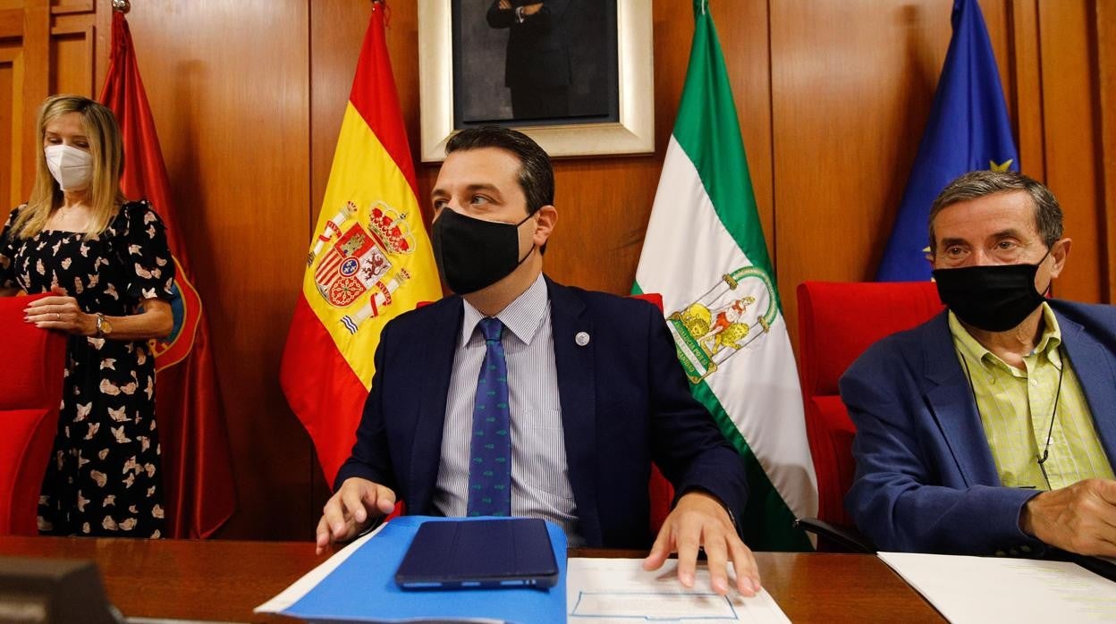 El alcalde de Córdoba, José María Bellido, junto al secretario y la interventora del Ayuntamiento en un Pleno