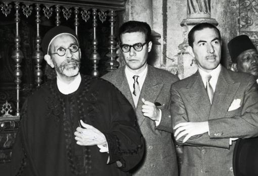 Antonio Cruz Conde acompaña al rey Idris de Libia en una visita a la Mezquita-Catedral en 1953