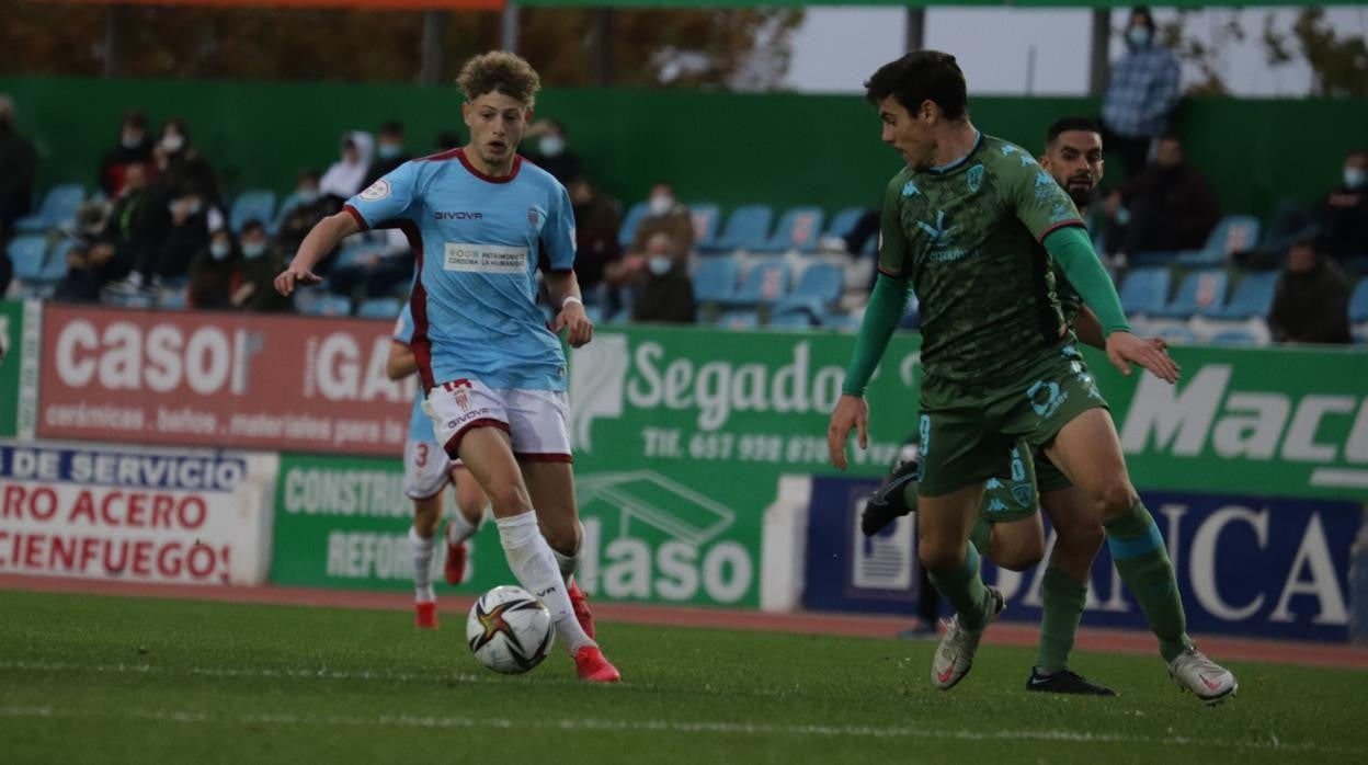 Simo encara a Moi en una acción del partido del Córdoba ante el Villanovense