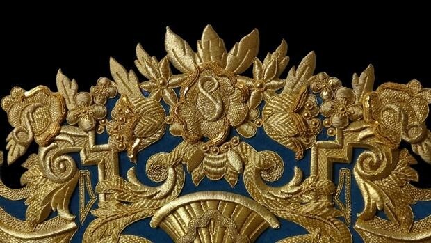 La nueva bambalina frontal del palio de la Virgen de la Piedad de Córdoba, rococó en hilos de oro
