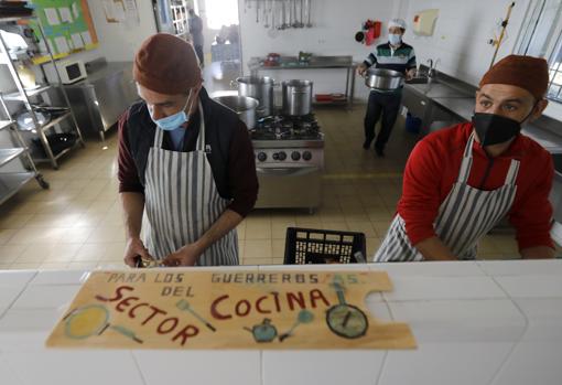 Trabajo en la cocina de la comunidad terapéutica de Proyecto Hombre en Córdoba