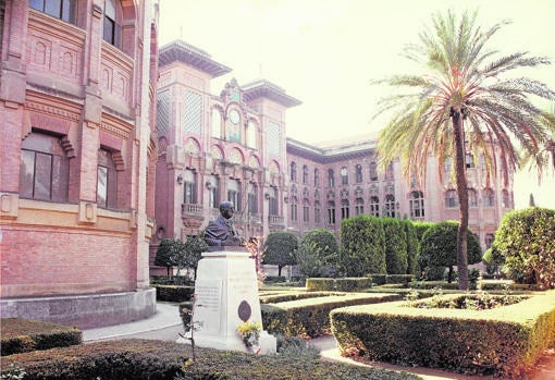 Fachada de Veterinaria en el siglo XX, con el busto de Rafael Castejón