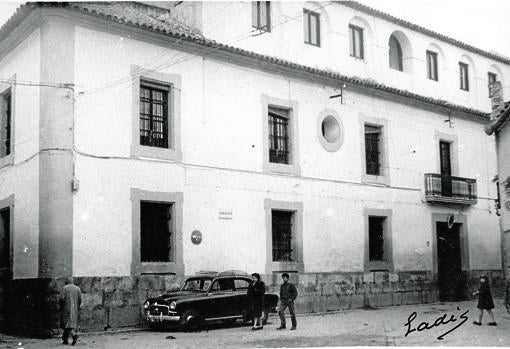 Primer edificio que albergó Veterinaria, en Regina. Hoy sólo queda en pie la fachada de la planta baja con sus ventanales, como parte del cerramiento del un colegio