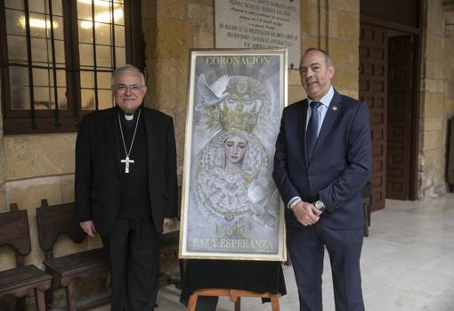 El obispo, Demetrio Fernández, y el hermano mayor de la Paz, Enrique Aguilar