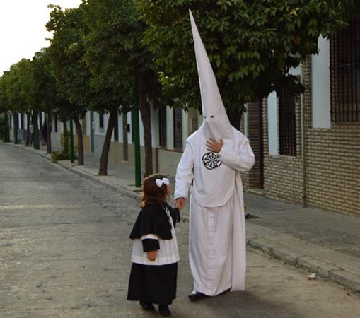 Hábitos de nazareno y monaguillo de la Presentación al Pueblo