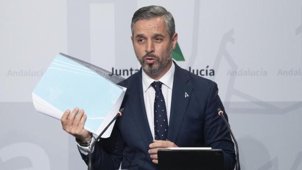 Juan Bravo muestra los documentos de la negociación del Presupuesto de Andalucía con el PSOE y Vox