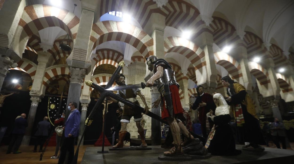 Figuras del misterio del Buen Suceso, en las naves de la Mezquita-Catedral