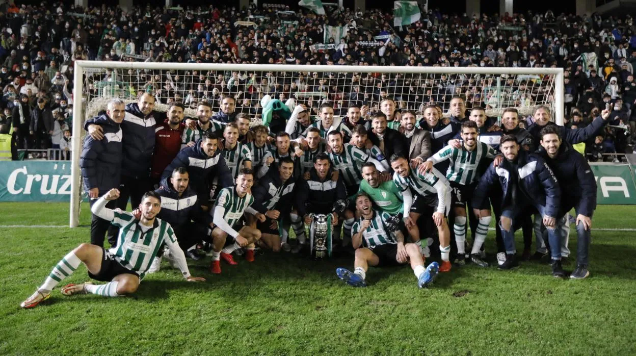 Los jugadores del Córdoba CF celebran el título de la Copa Federación