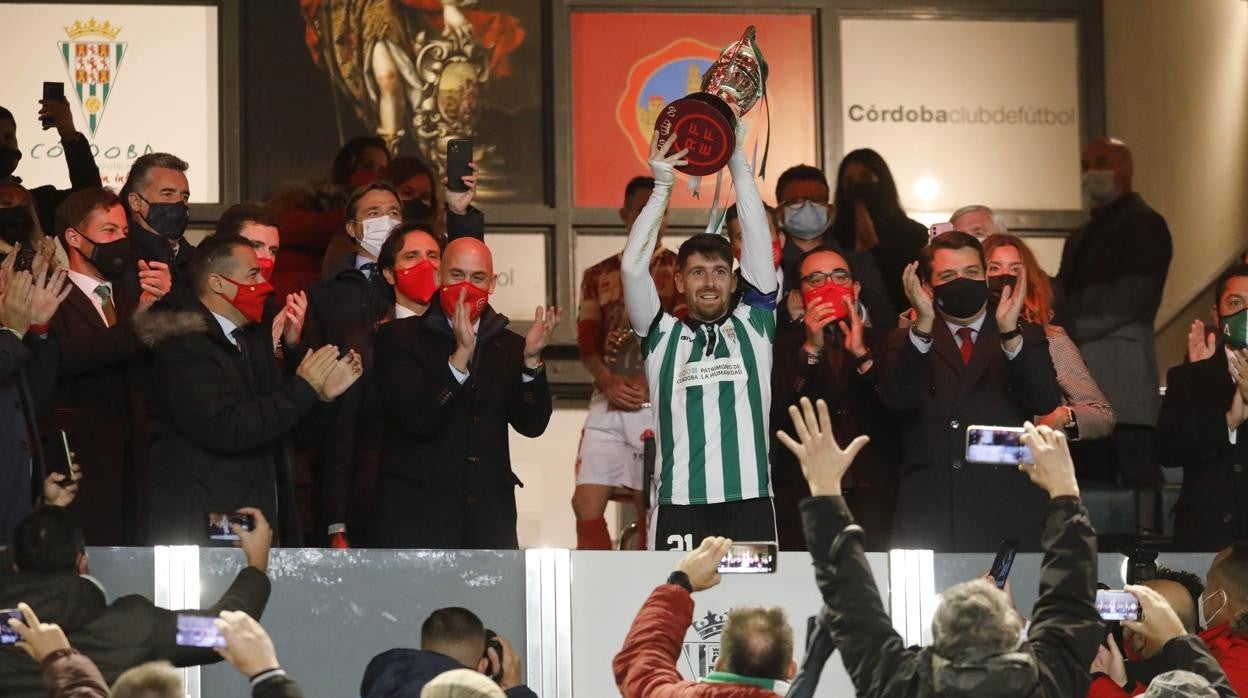 Javi Flores levanta el trofeo de campeón de la Copa RFEF