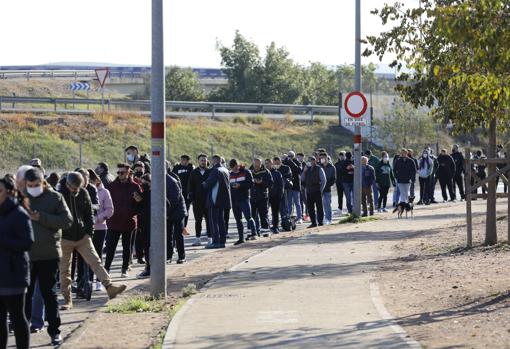 Colas en El Arcángel, el pasado miércoles, para comprar entradas