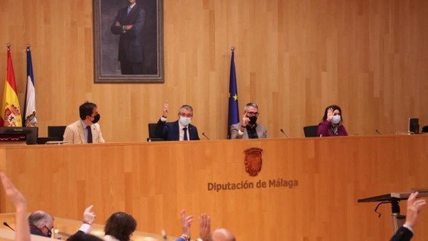 La Diputación pide que Unicaja retire el ERE y mantenga su sede en Málaga