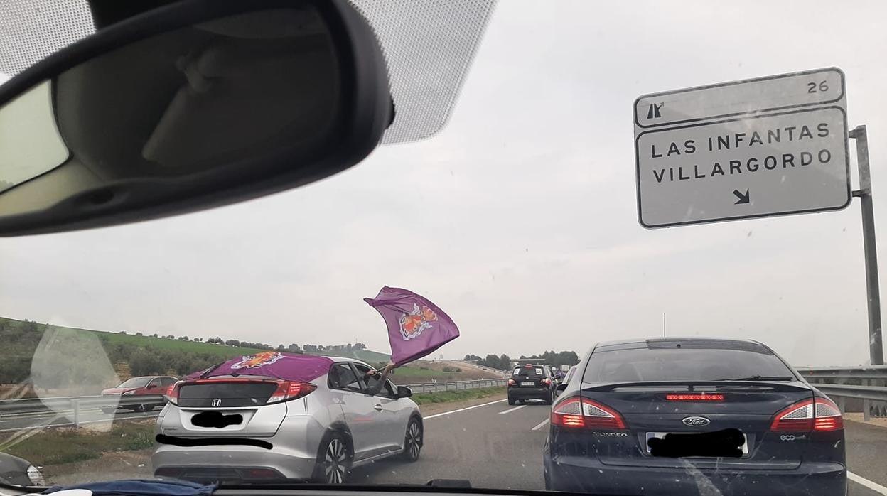 Vehículos participantes en la caravana de protesta