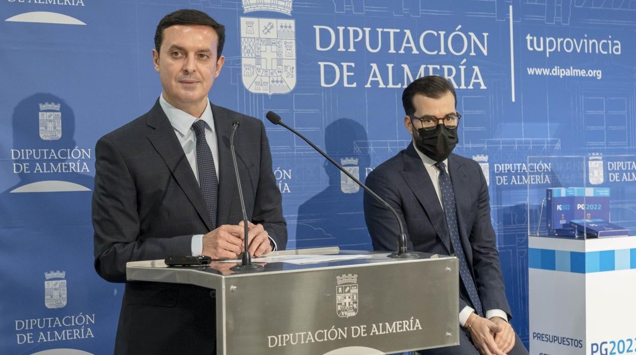 El presidente de la Diputación de Almería, Javier A. García durante la presentación de los presupuestos